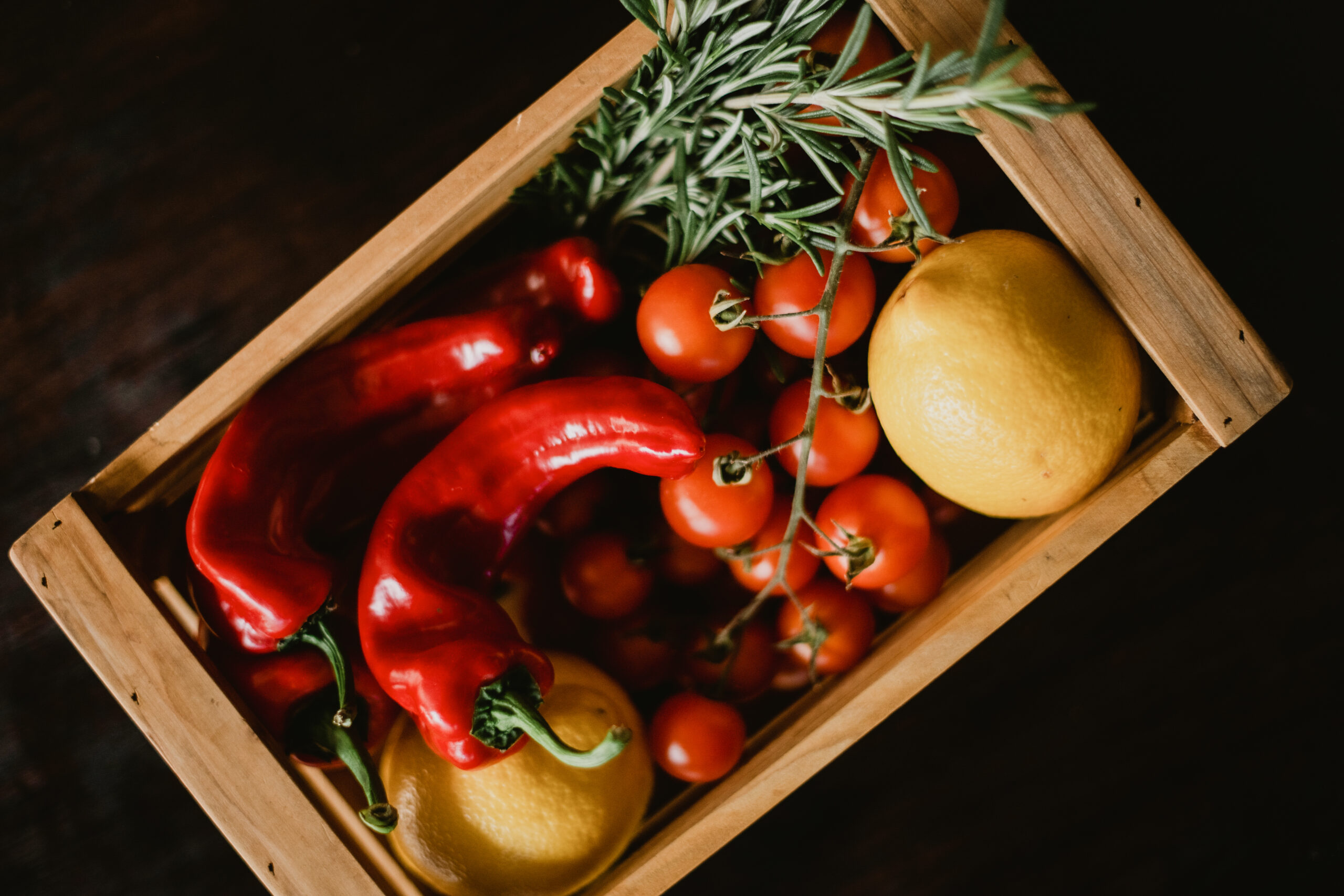 Angled bird's-eye view of Pizzeria Villaggio veg box